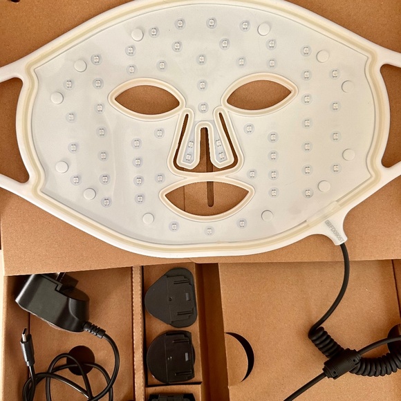 The Light Salon BOOST LED light Mask - Skincare Skin Rejuvenation